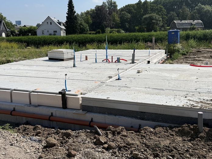 Begane grondvloer compleet gelegd met de randbekisting eromheen