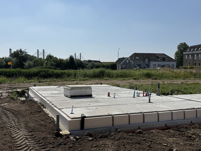 Overzicht van een gelegde begane grondvloer op een bouwkavel