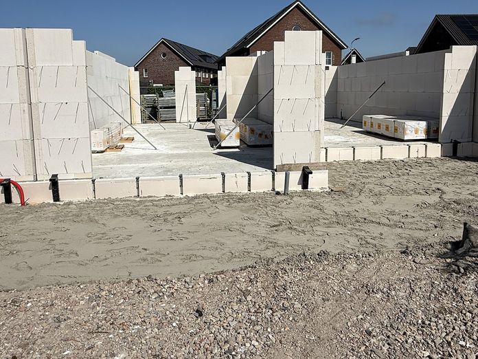 Gestelde kalkzandsteen wanden op een nieuwbouwvloer