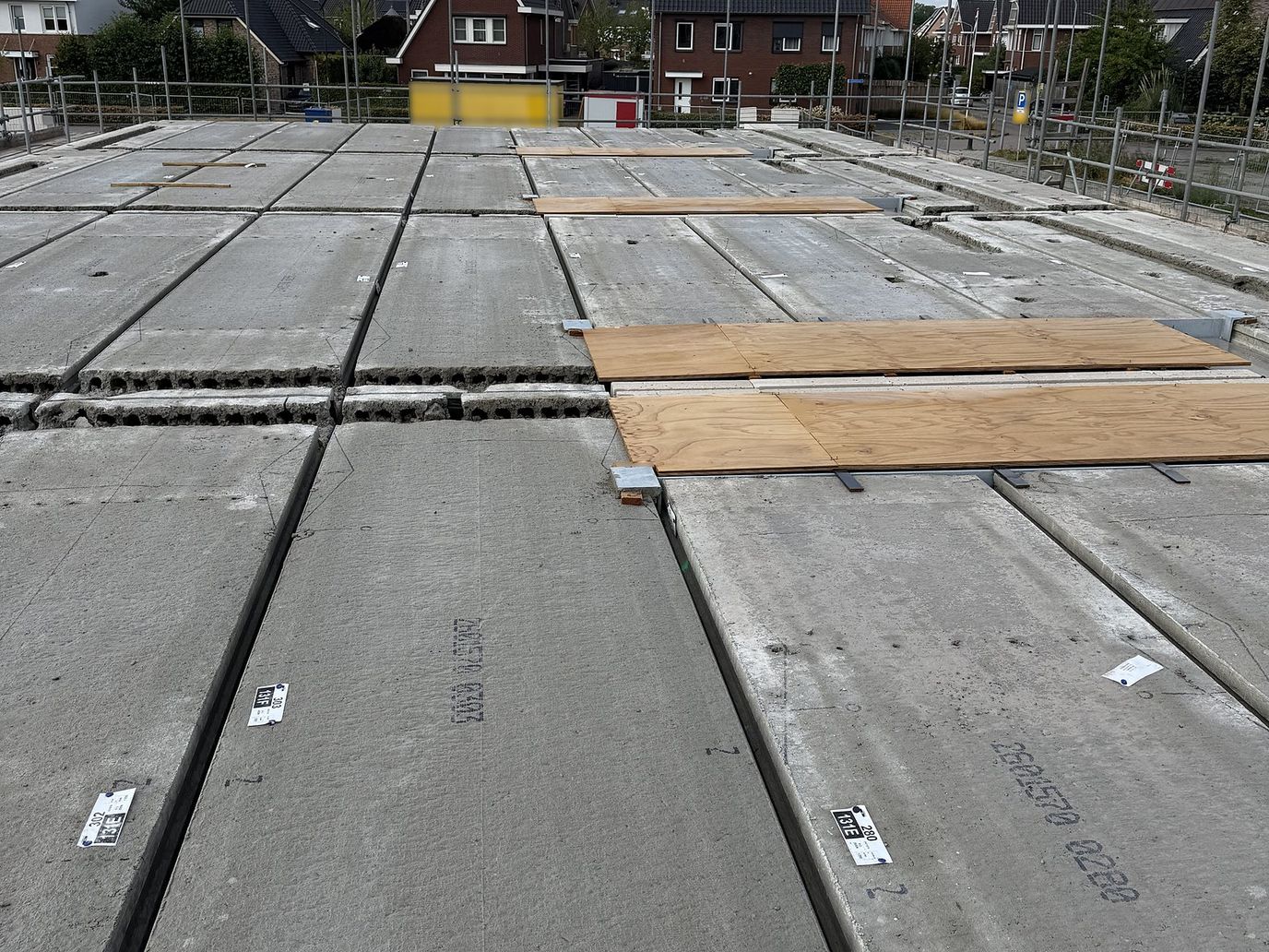 Kanaalplaatvloer van bovenaf, de kanalen in doorsnede zichtbaar